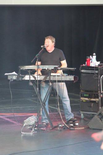 Gerona Moe - Keyboards and Vocals